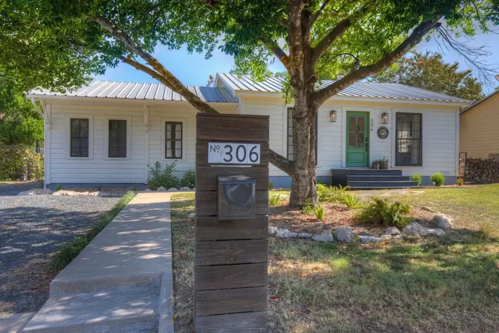 New Modern Farmhouse With Hot Tub, Fire Pit, & Games
