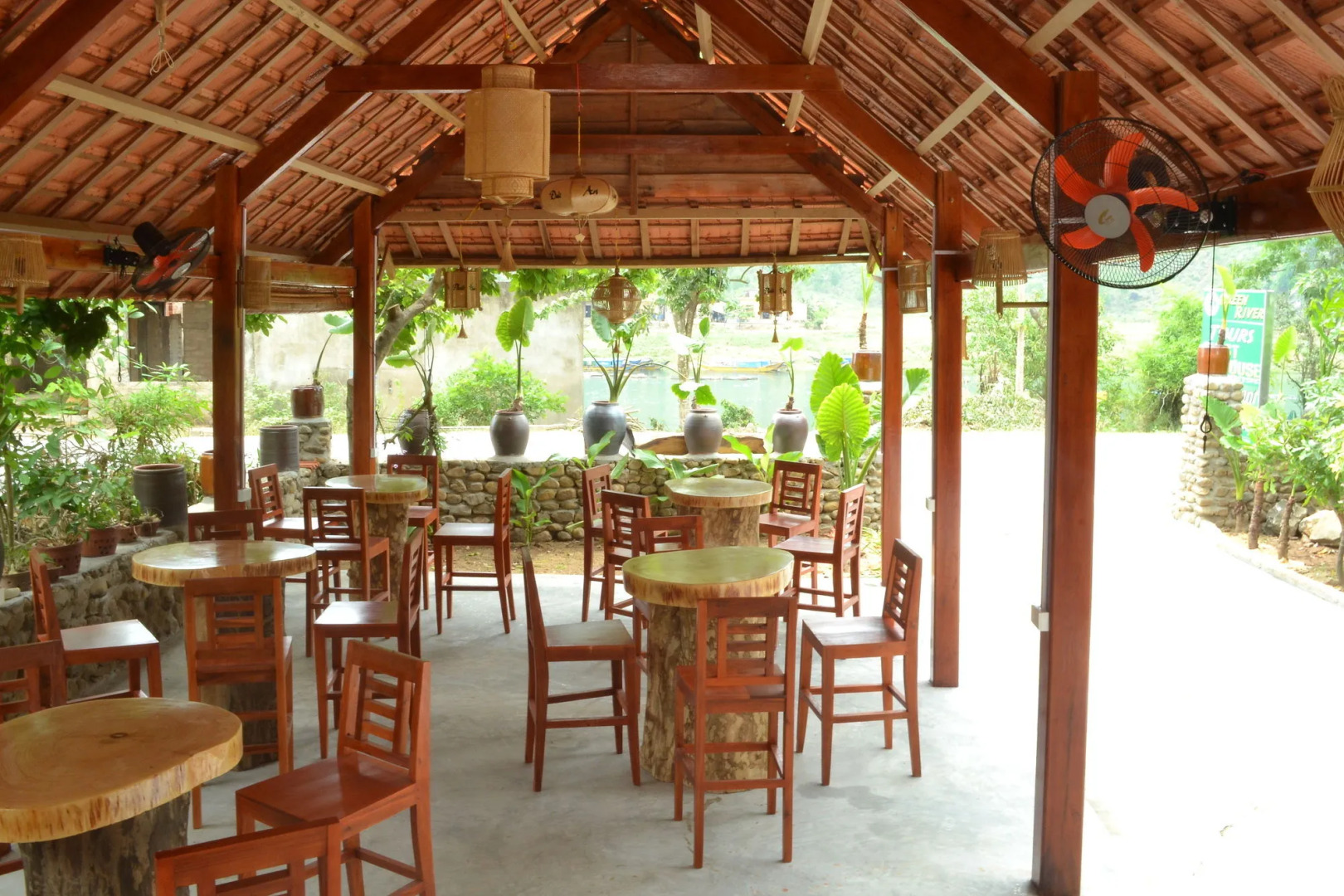 Green Riverside Cosy Home