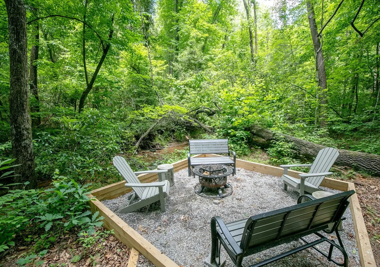 Luxury Cabin Sleeps 8 With Creekside Fire pit Near Helen GA