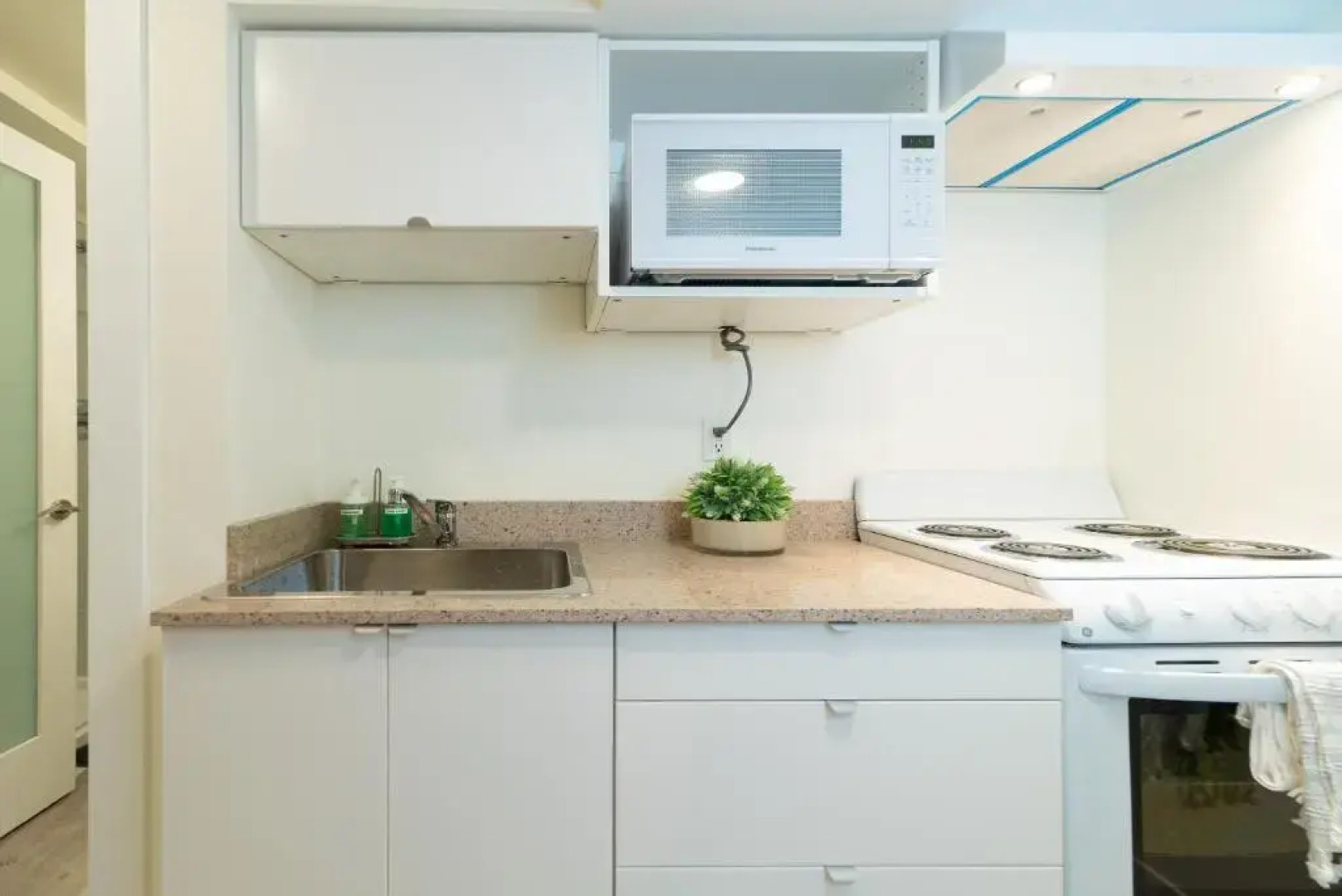 Beautiful 2BR Suite in central West Vancouver