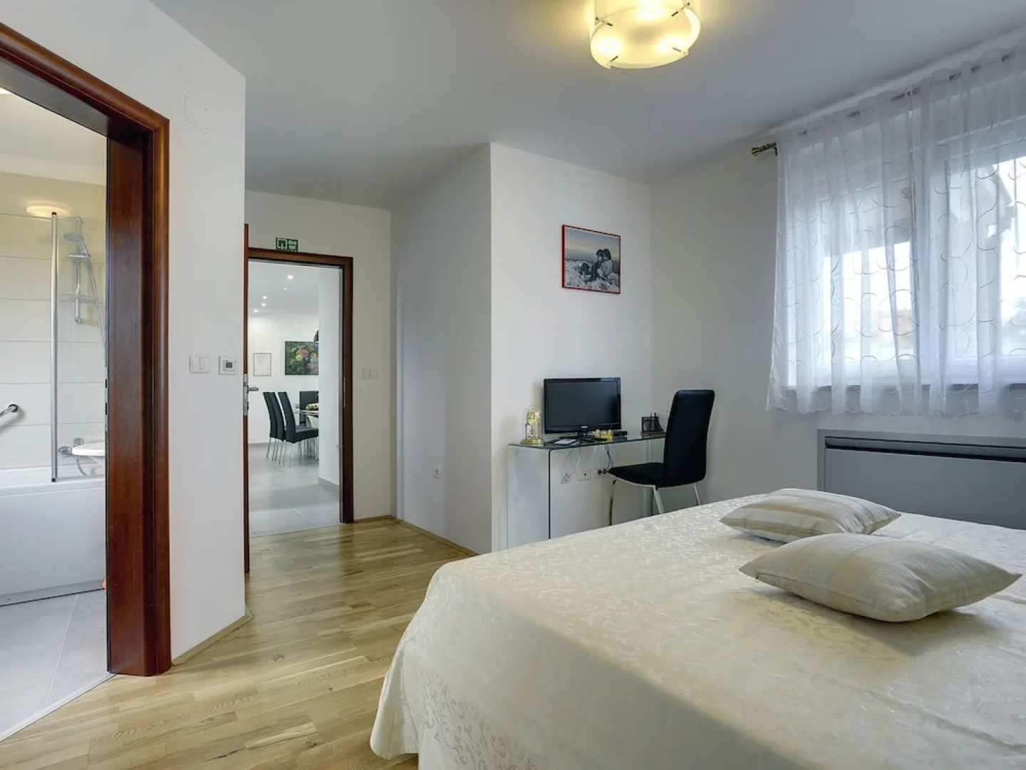 Modern Holiday Home With Pool in Bratulici