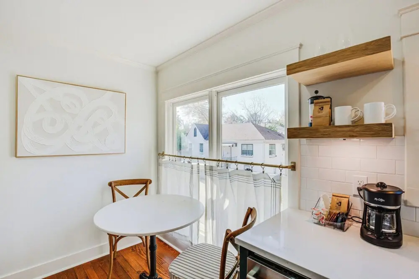 2 Mi to Tyler Rose Garden: Vibrant Apartment!