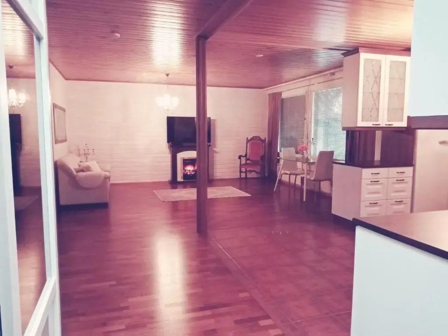 Tilava omakotitalo lähellä palveluita