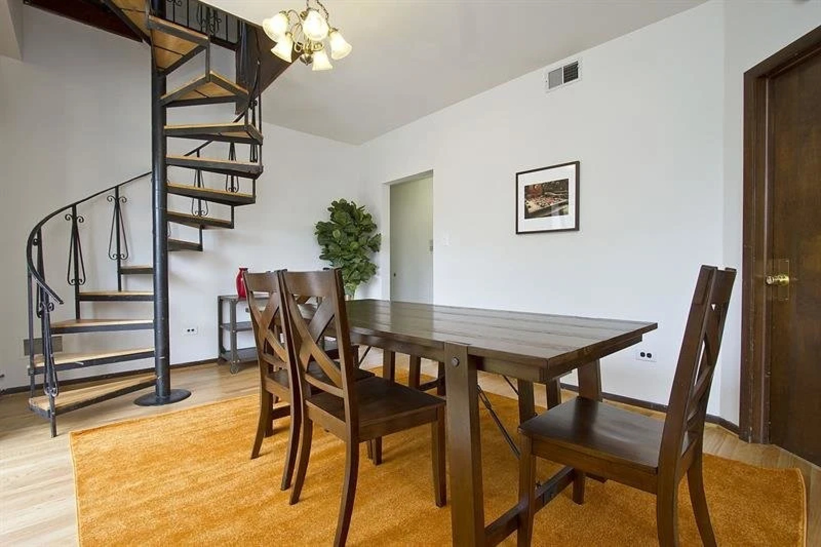 Architectural 6BR in Lincoln Park by Sonder