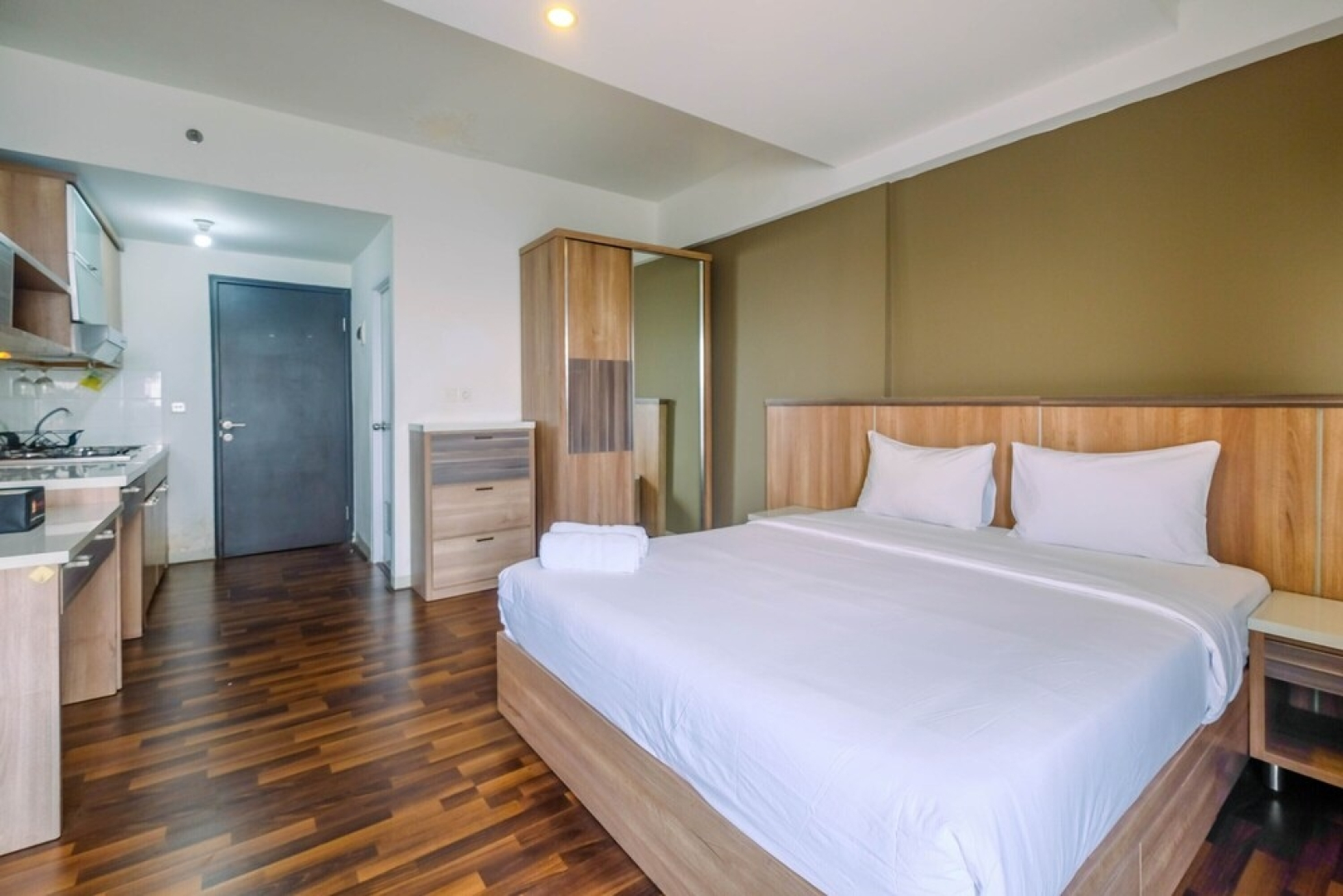 Modern and Cozy Studio Park View Condominium Apartment