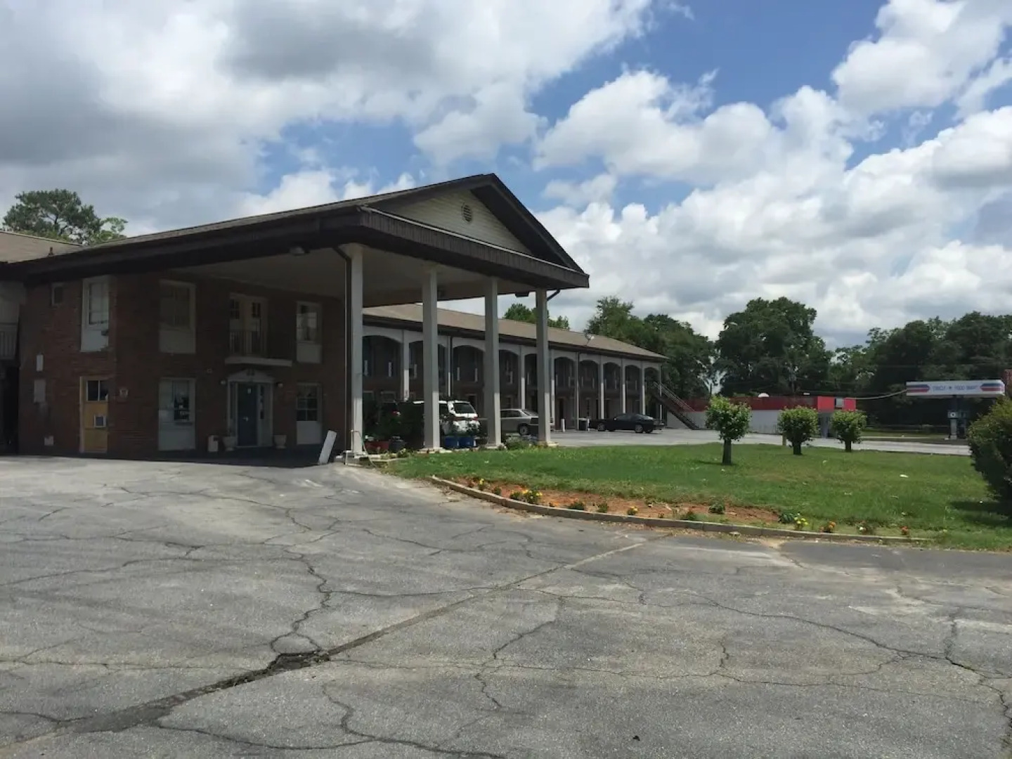 Scottish Inn & Suites