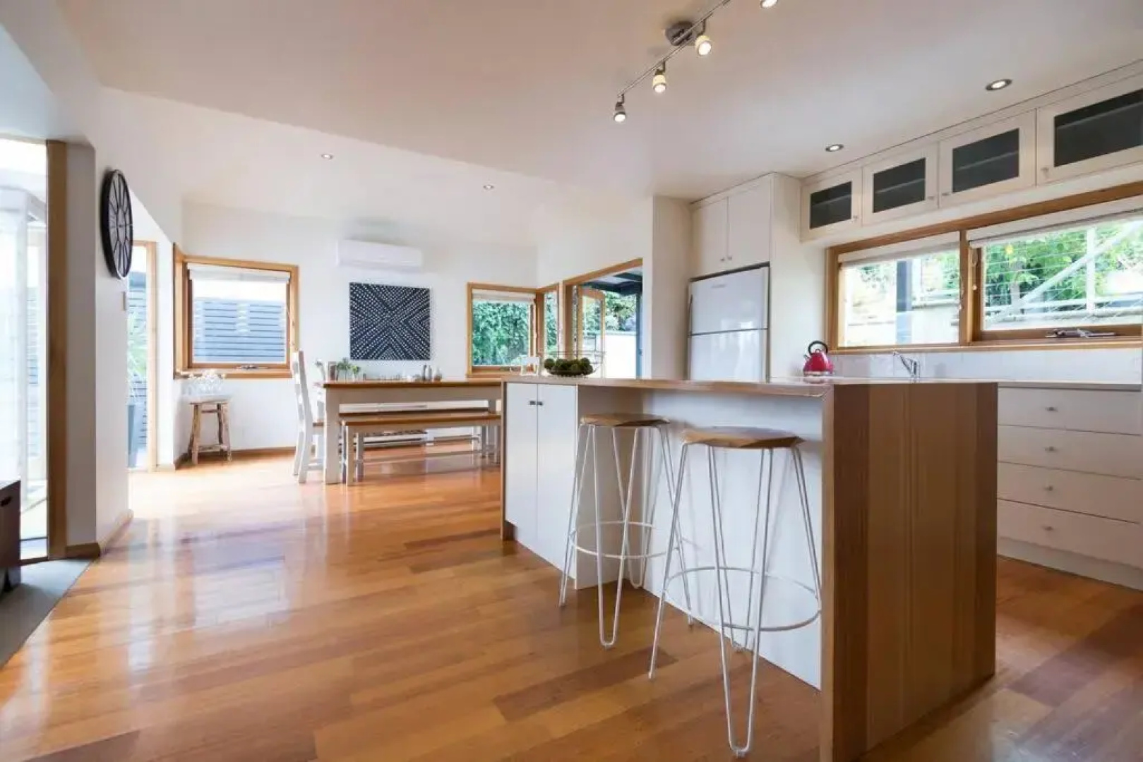 Best Location in Hobart! Luxury 4 bedroom with stunning views