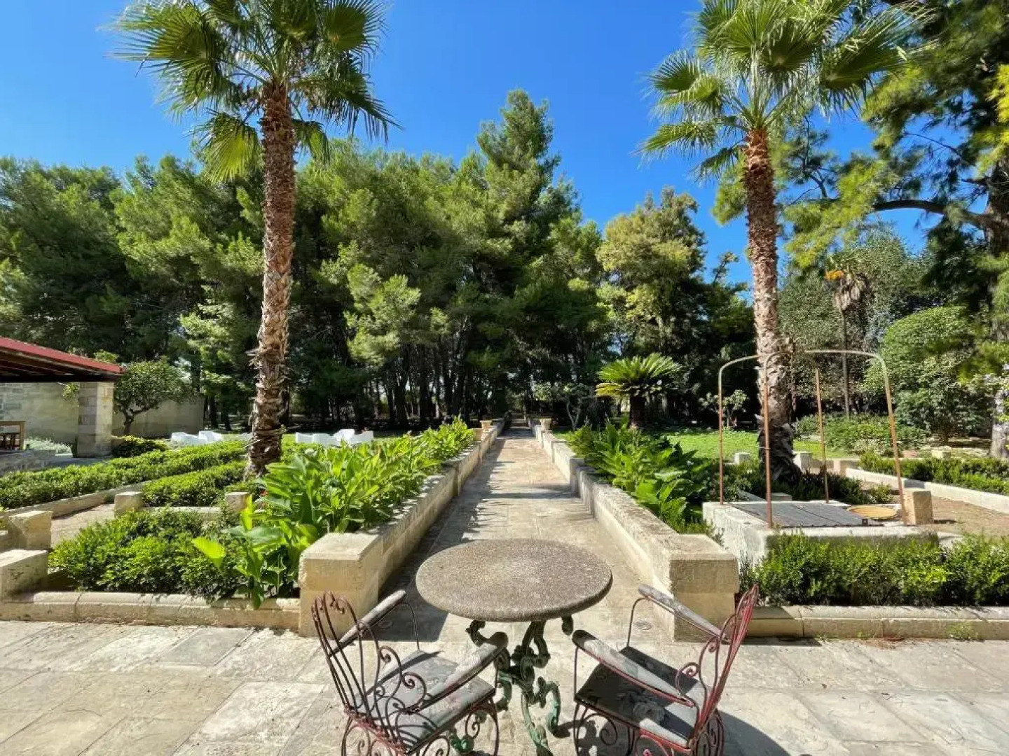 Palazzo de Carlo e il parco dei 7 pozzi