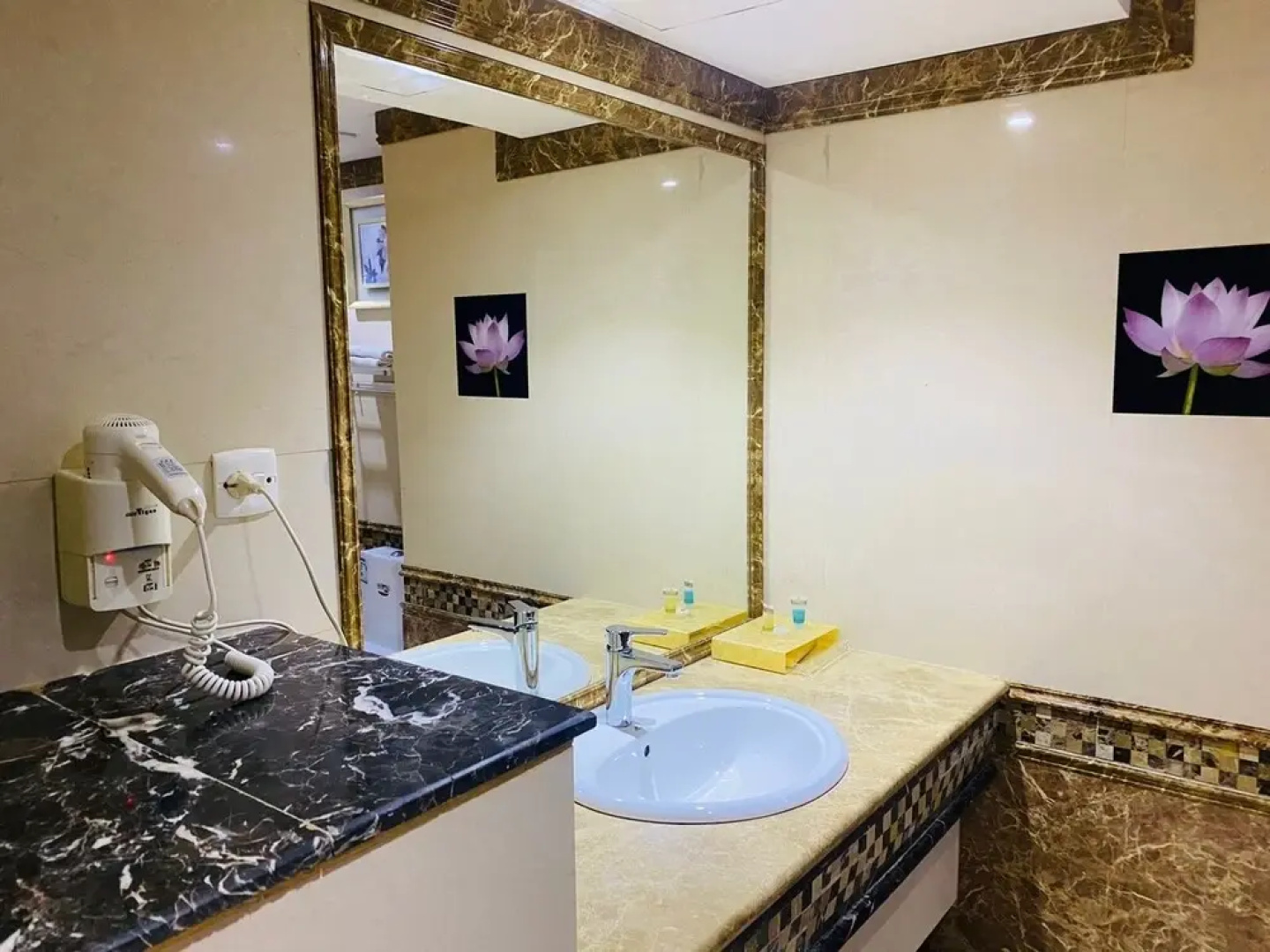 Sanam Hotel Suites