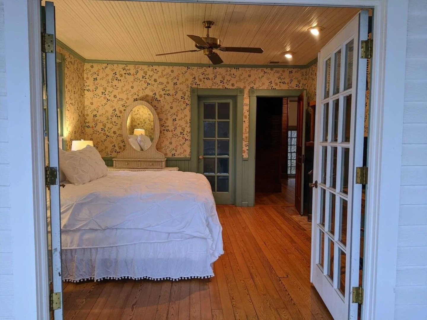 Southern Charm Riverside 4 Bedroom Home by RedAwning