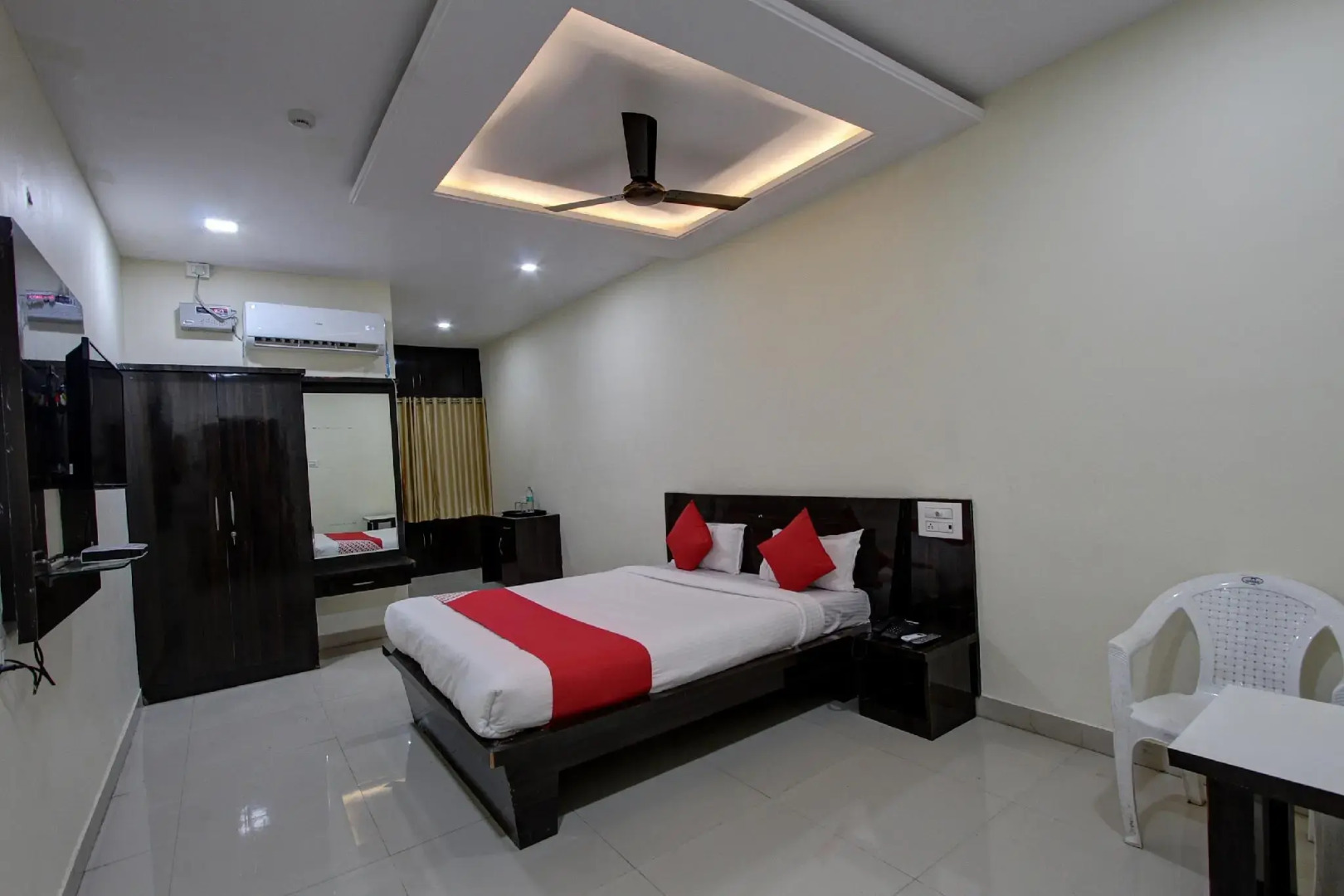 Collection O 38566 Mk Hotel And Lodge