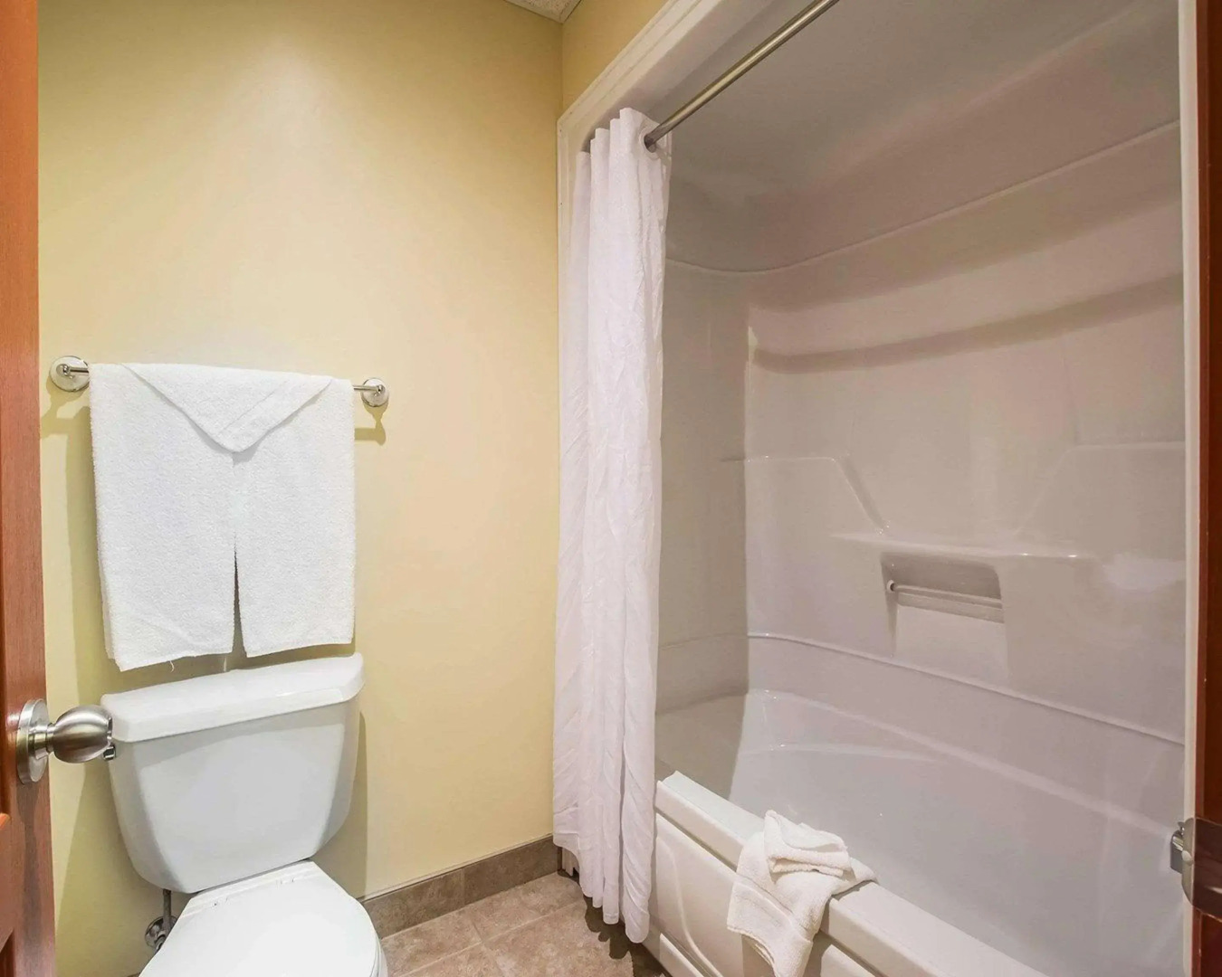 Econo Lodge Inn & Suites