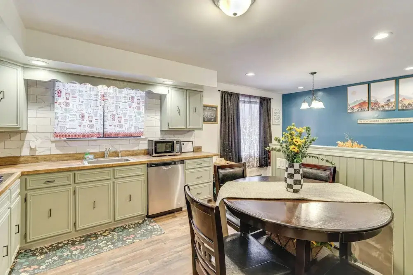 Theater, Game Room & Lake Access: Pocono Retreat