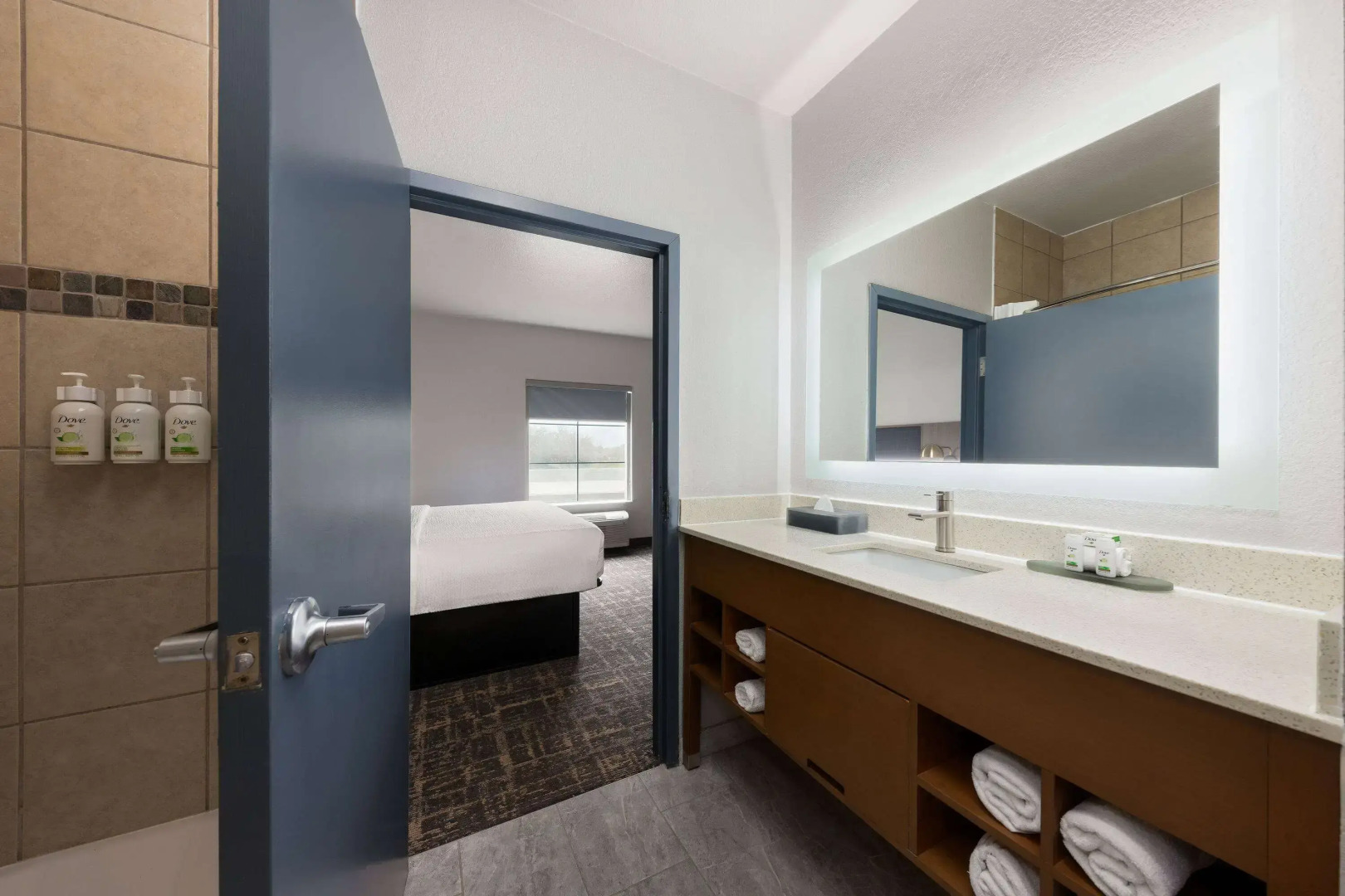 La Quinta Inn & Suites by Wyndham Ft. Worth - Forest Hill TX