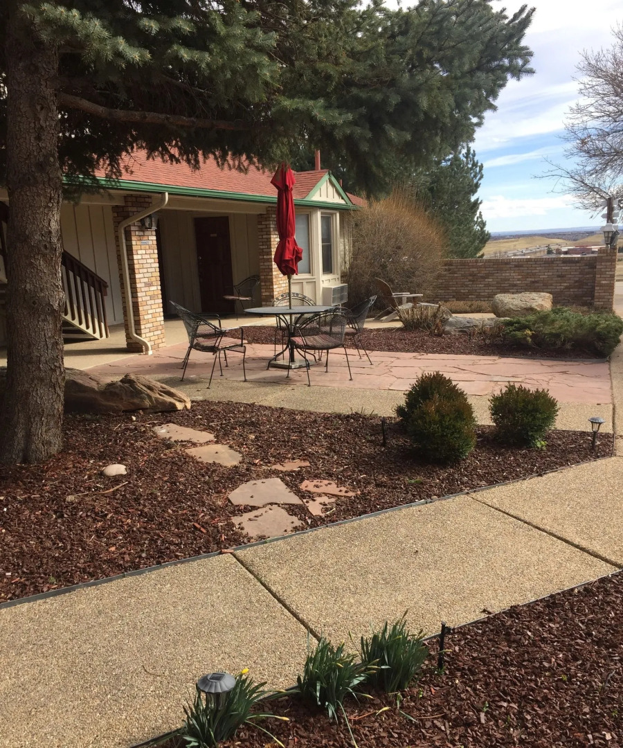 Hilltop Inn & Suites