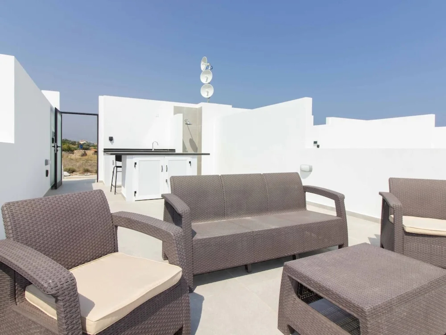 Modern and Spacious Apartment With Beautiful Roof Terrace and sea View