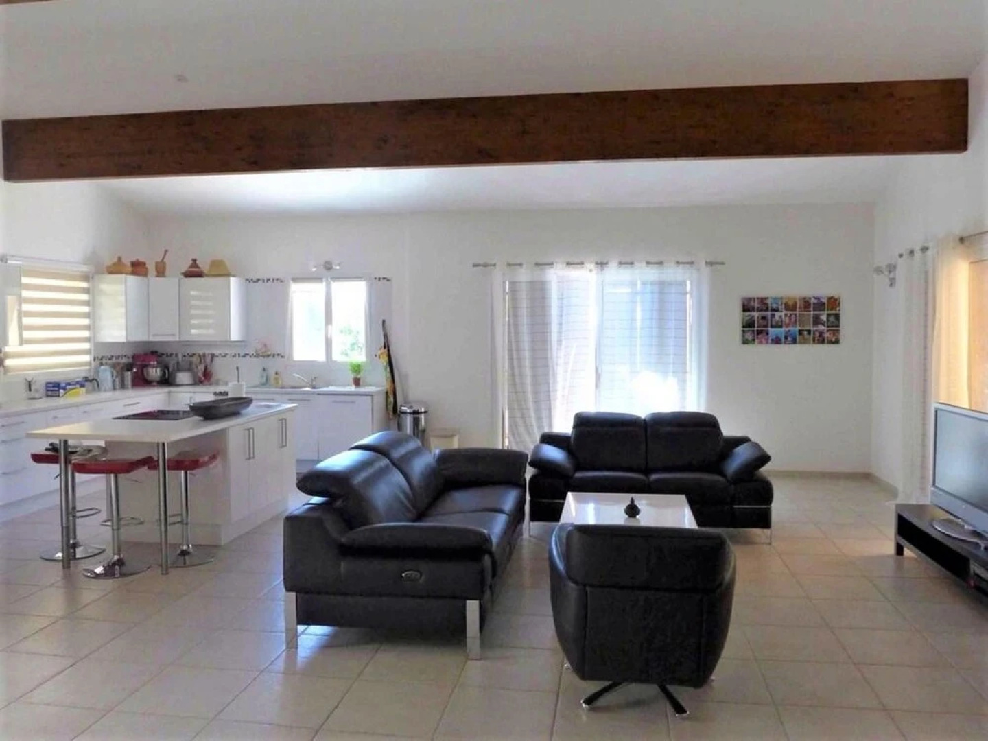 Well-appointed, 3-bedroom House Featuring a Swimming Pool and Terrace