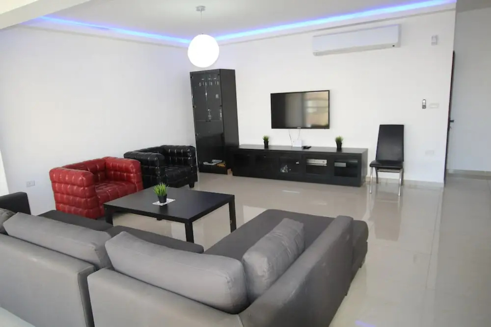 The Seasons King David apartment