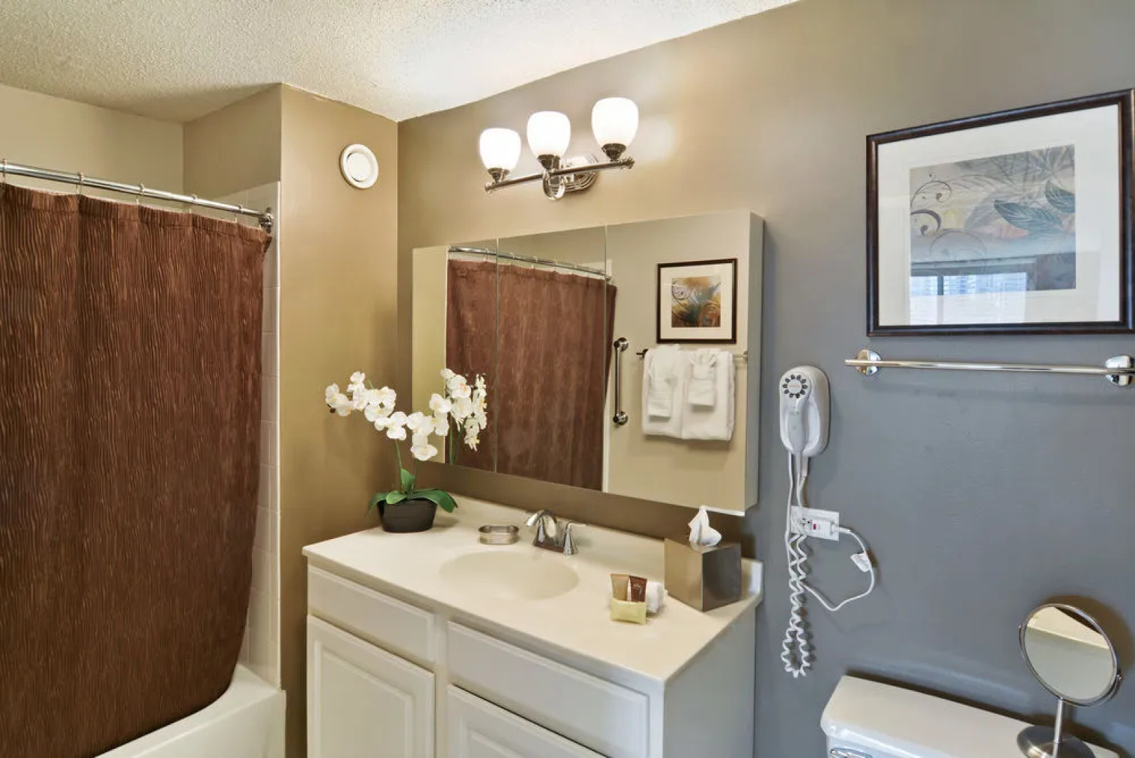 Chicago Grand Plaza Suites