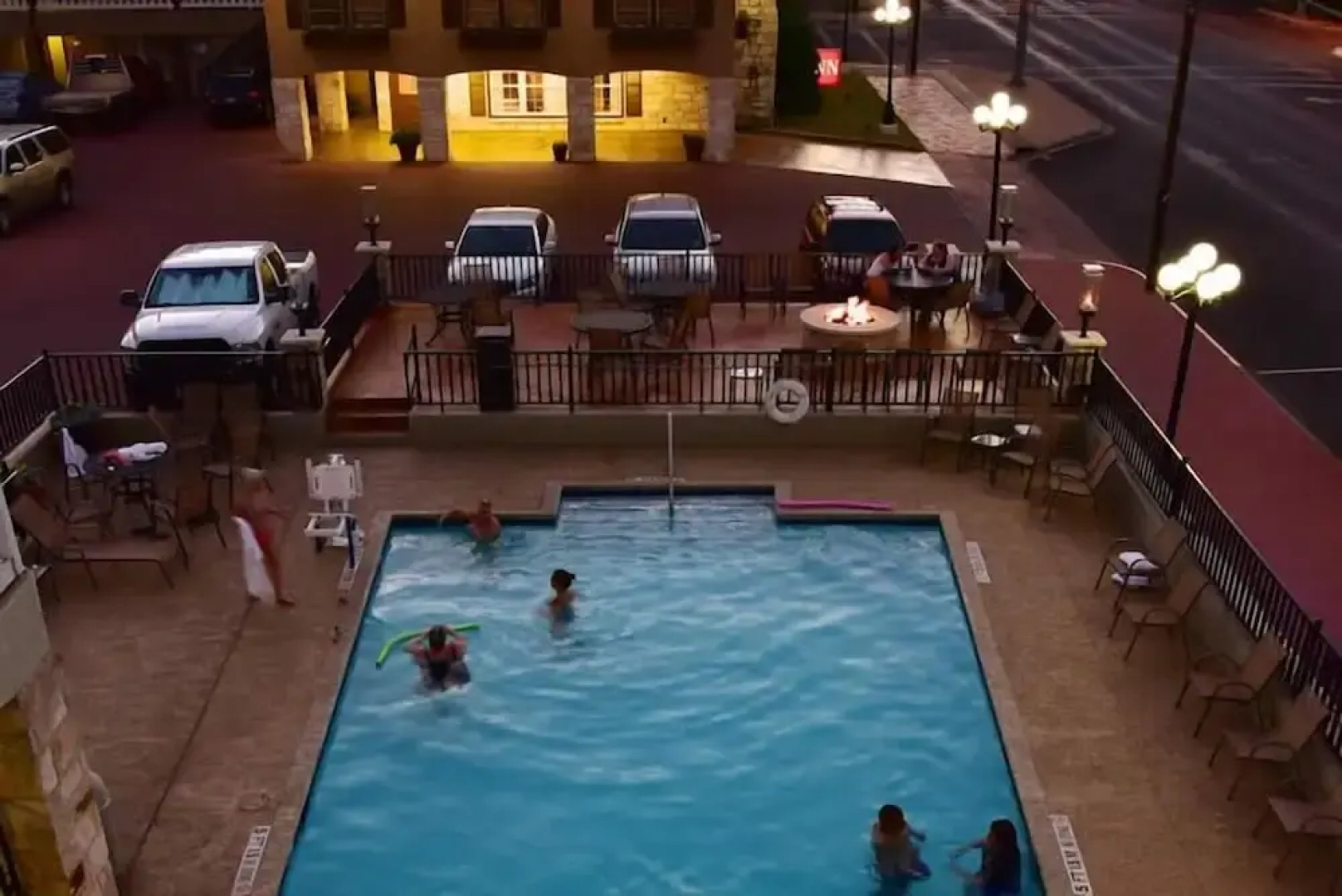 Sunday House Inn and Suites