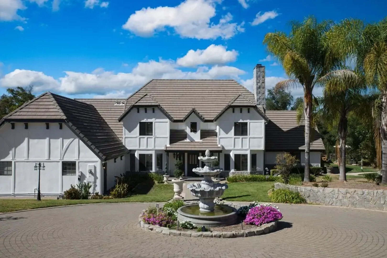 Burgundy by Avantstay Basketball Court Pool Hot Tub Outdoor Kitchen City Escape