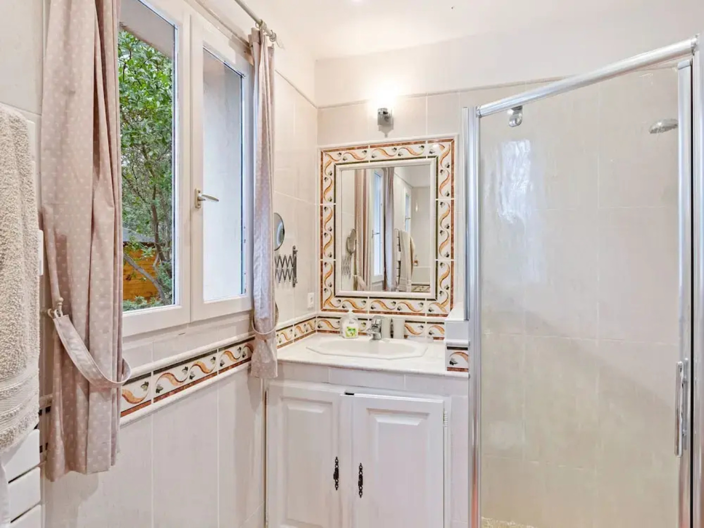 Lavish Villa in Bagnols-en-forêt With Swimming Pool