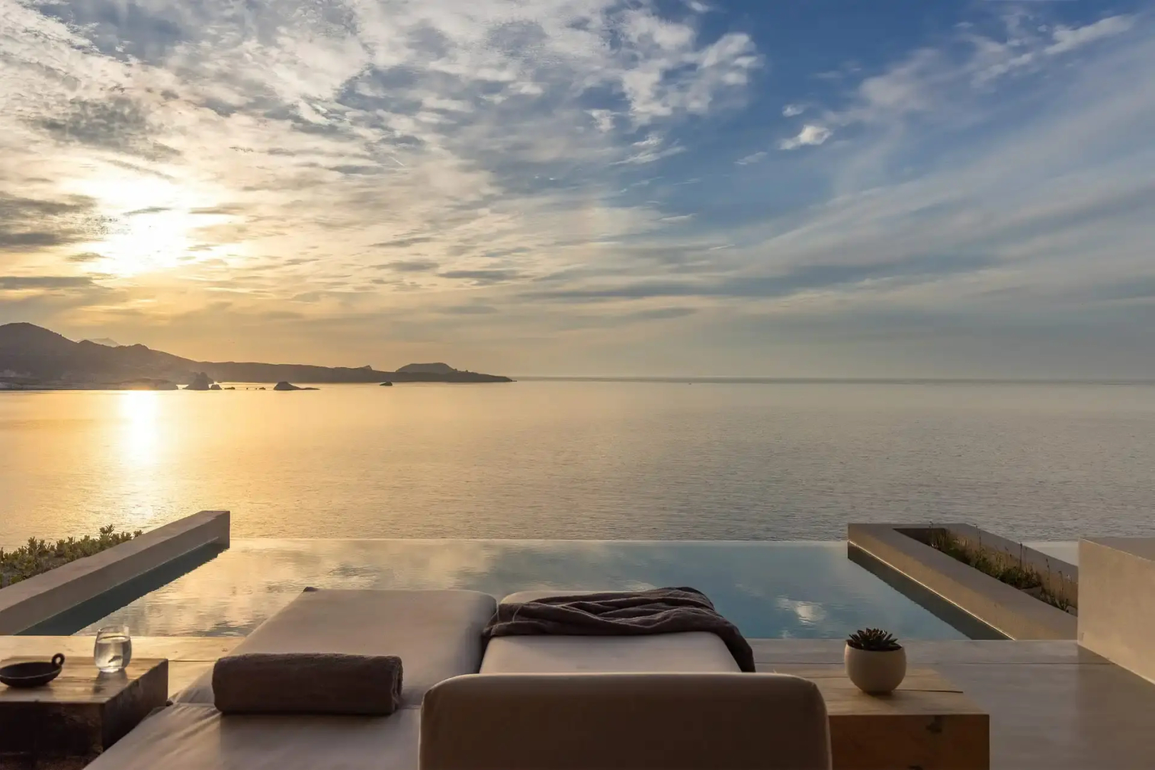 White Coast Pool Suites