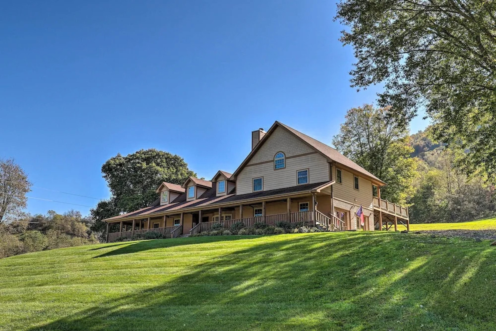 Game Room, Theater + Deck: Burnsville Cabin!
