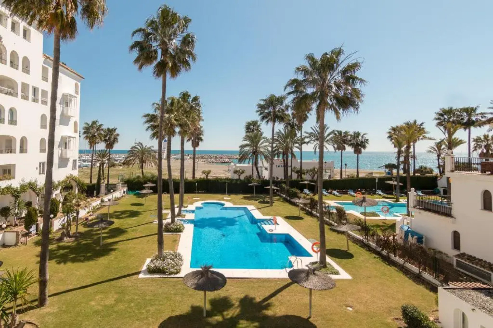 2233-Lovely 2 bedrooms on the beach, pool and port