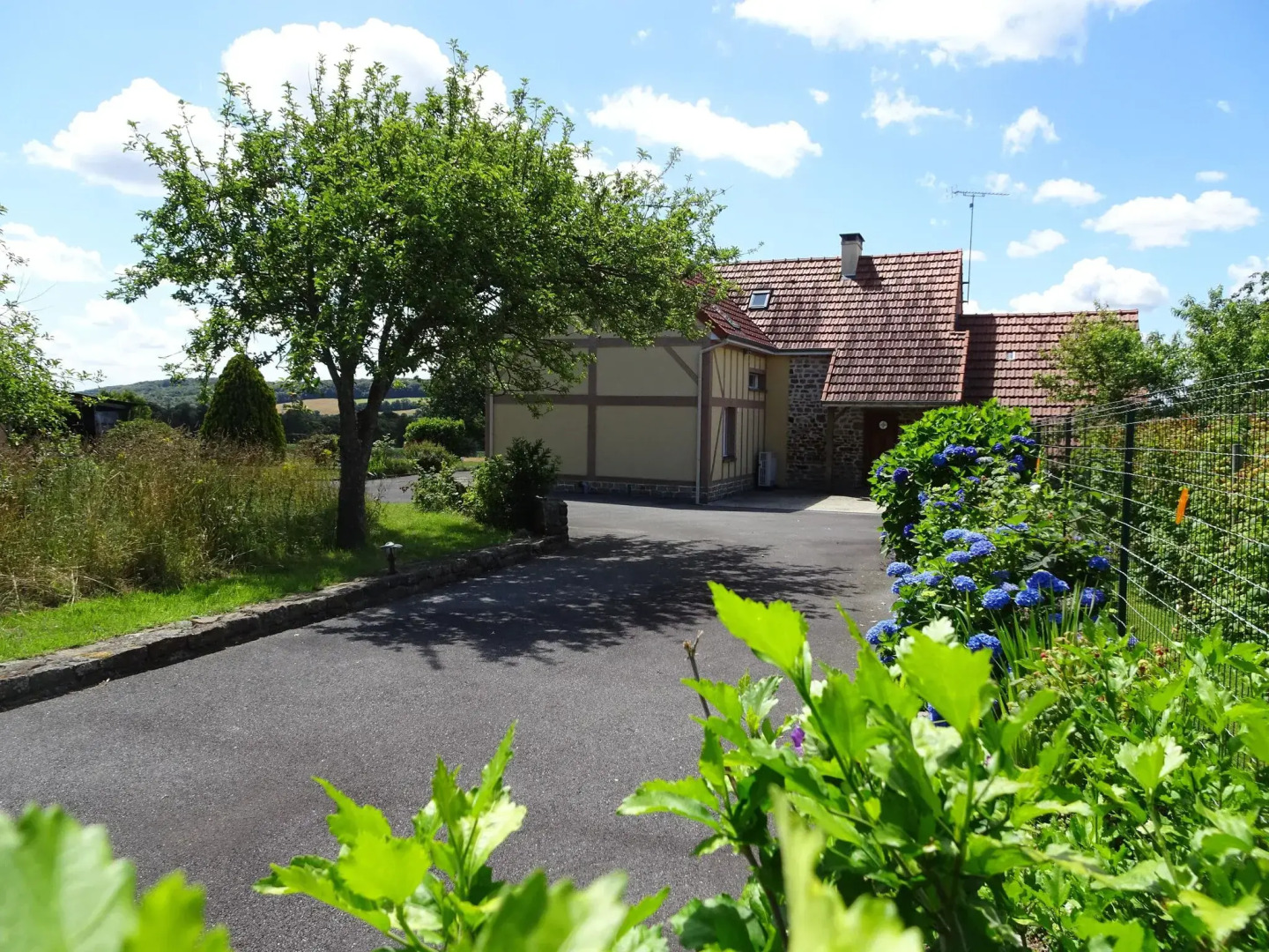 Beautiful Norman House With Outbuilding Located in the bay of Mont St Michel