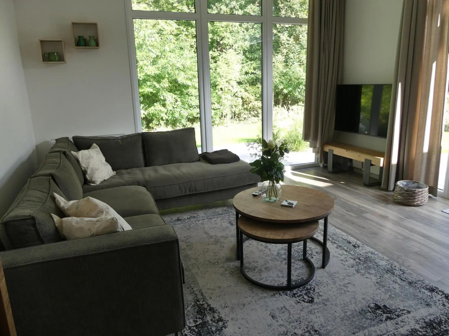 Modern chalet with beautiful garden, located in a holiday park by the forest