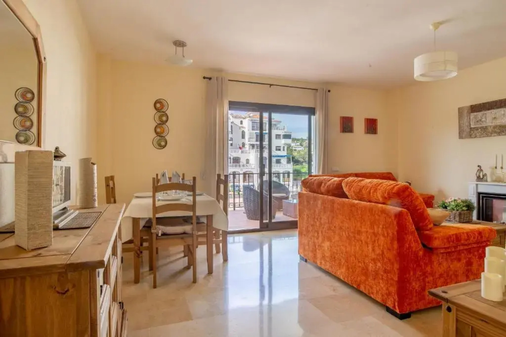 2261-Superb apt on the beach, on Duquesa harbour