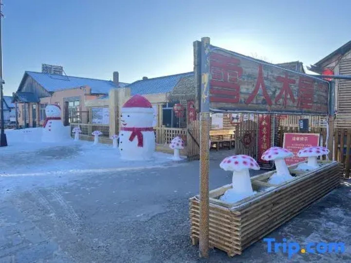 Arctic Village Snowman Chalet