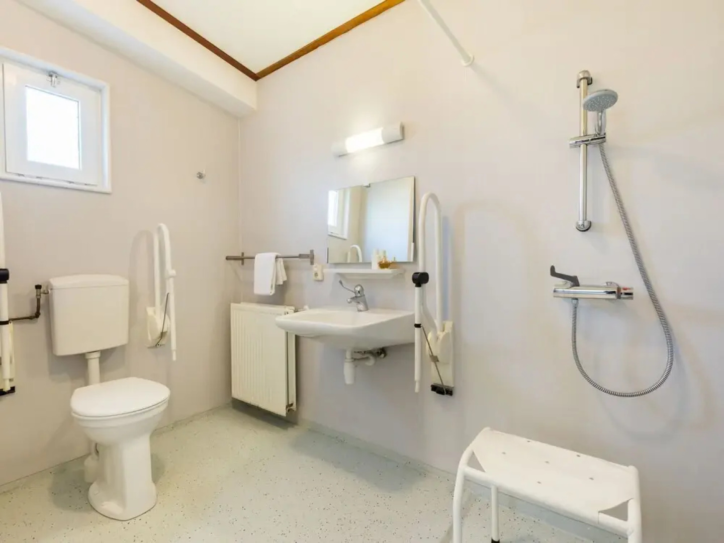 Tasteful Chalet With Combi-microwave, Next to a Nature Reserve