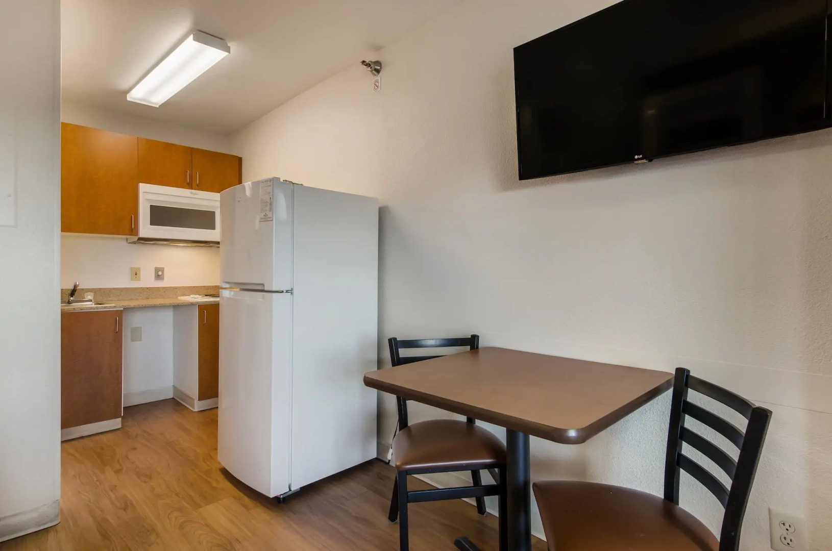 HomeTowne Studios by Red Roof Lake Charles - Sulphur