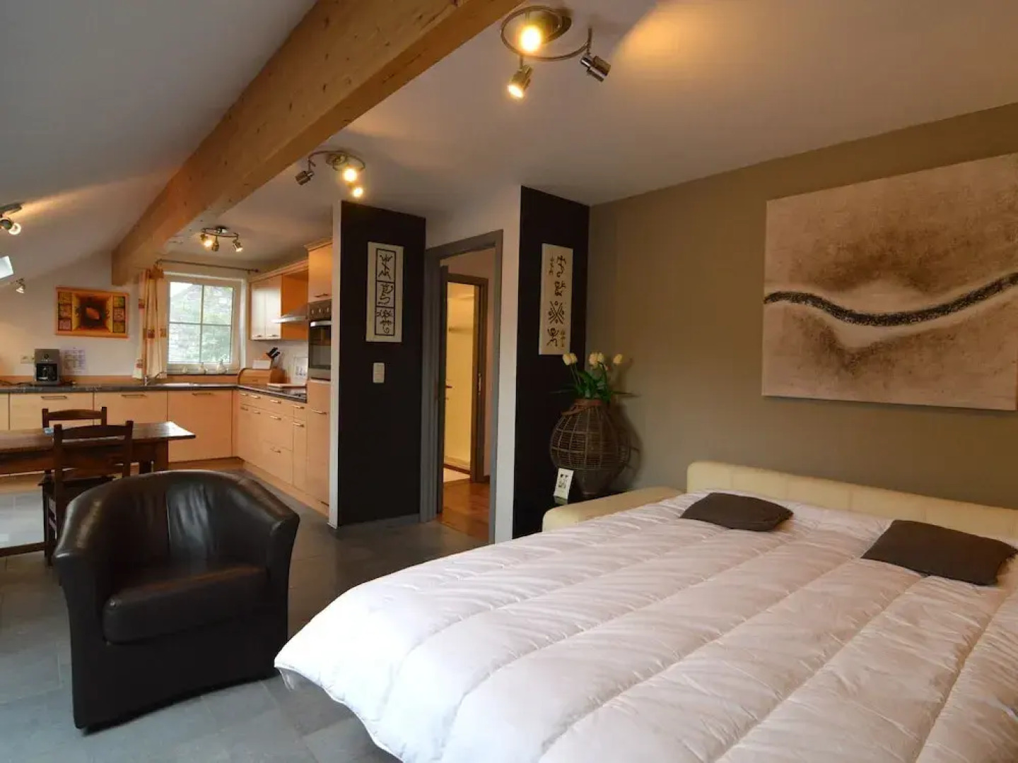 Charming Apartment with Access to Outdoor Hot Tub in Green Condroz Valley