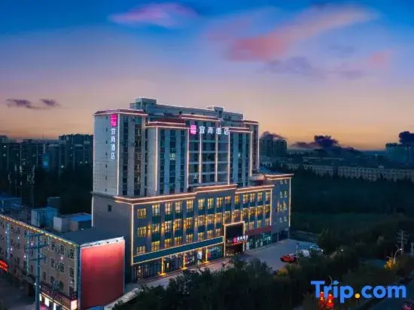 Echarm Hotel (Shache Zhengwuzhongxin Baicheng Railway Station)