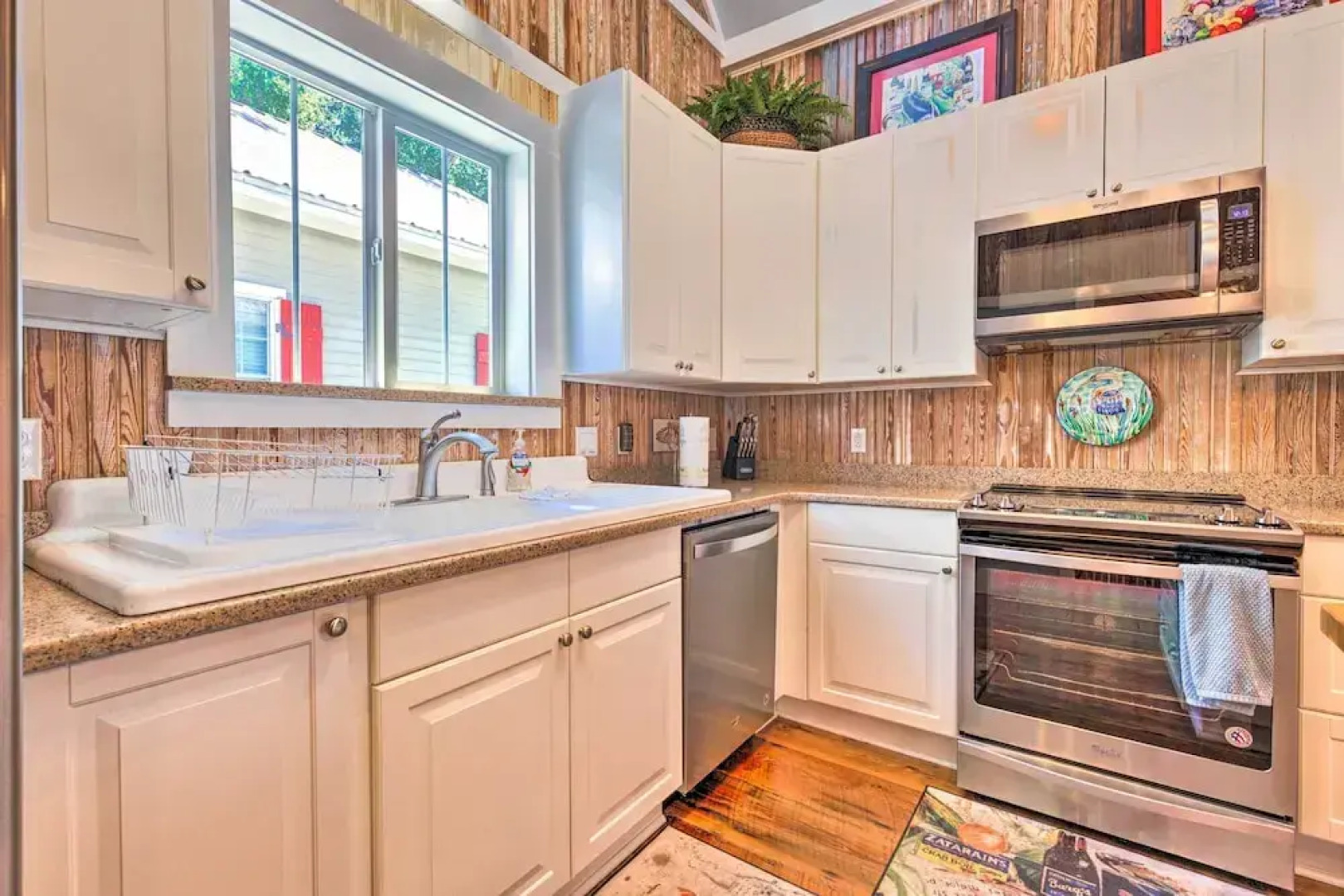 Cottage w/ Porch - 3 Min Walk to Bay St Louis