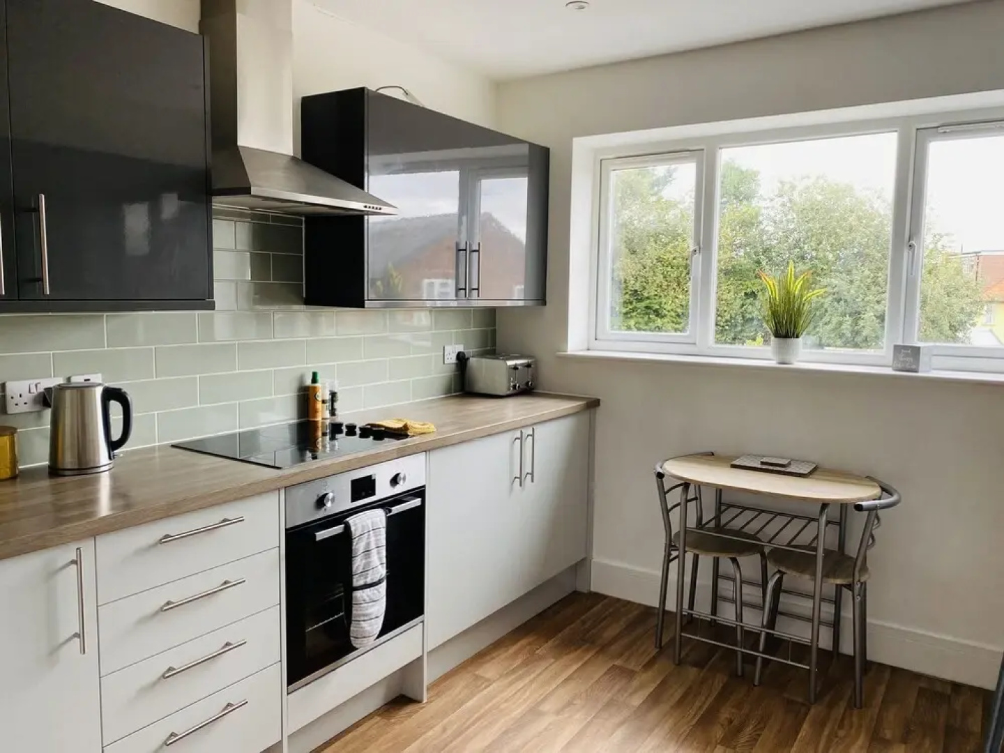 Church Road Apartment by Aldershot Short Stays