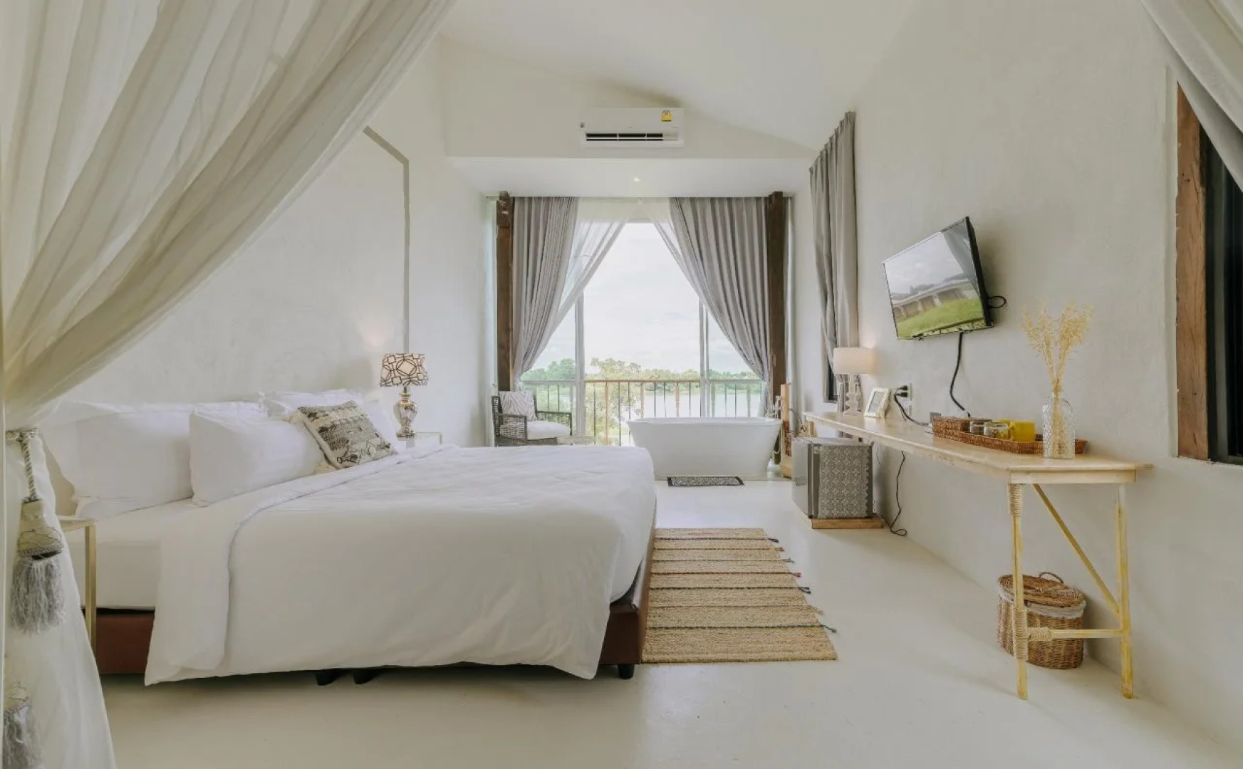 White Wall Riverfront Hotel