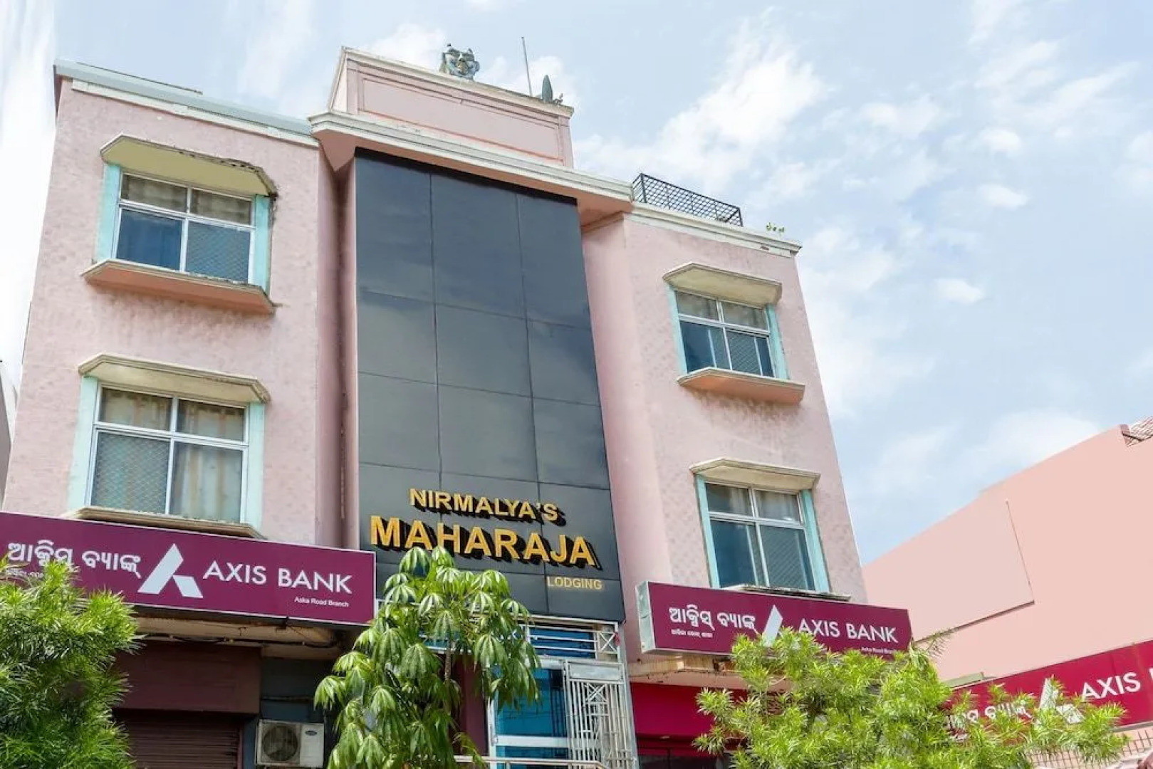 Spot On 38541 Nirmalyas Maharaja