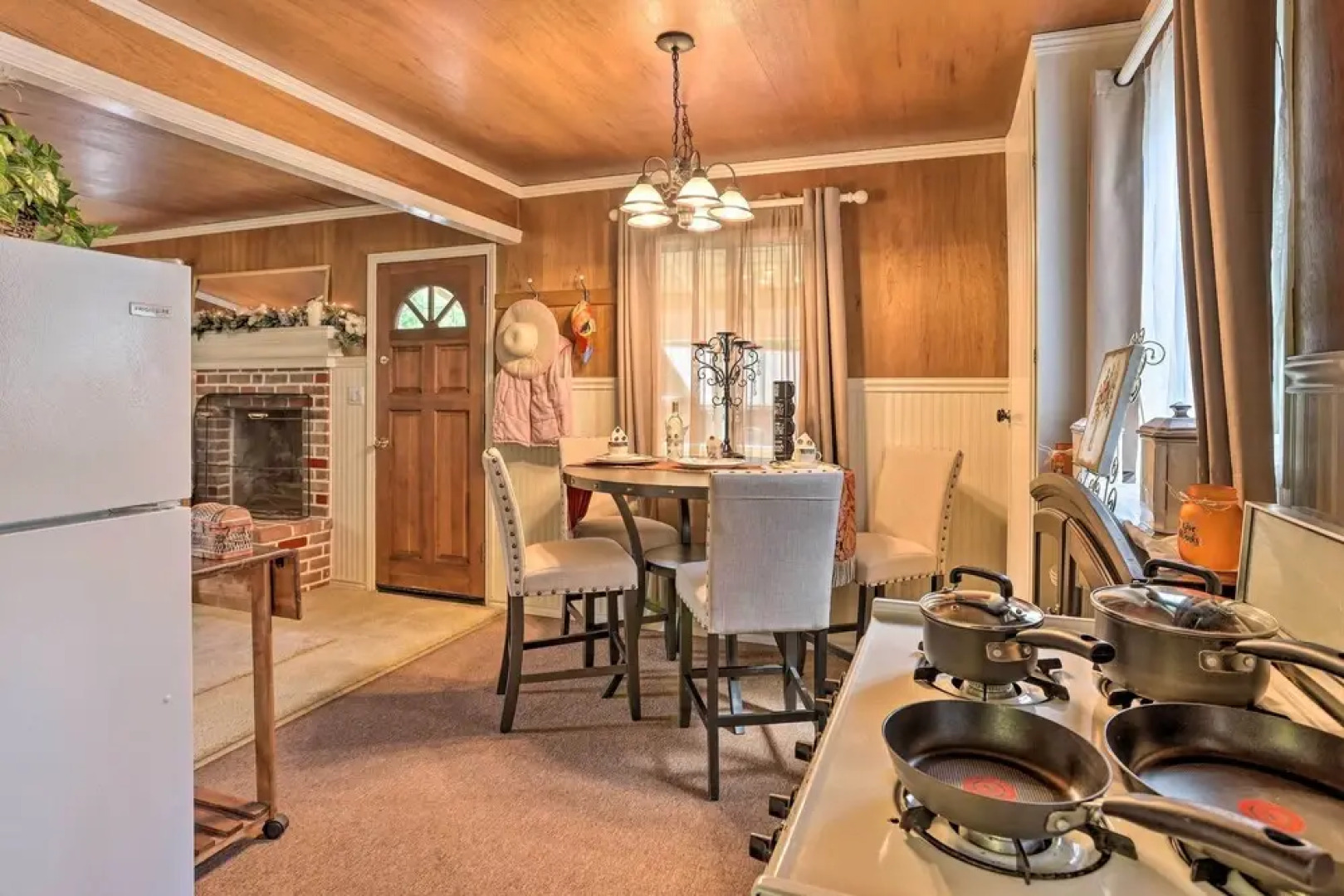 Cozy Crestline Cabin, Close to Lakes, Parks!