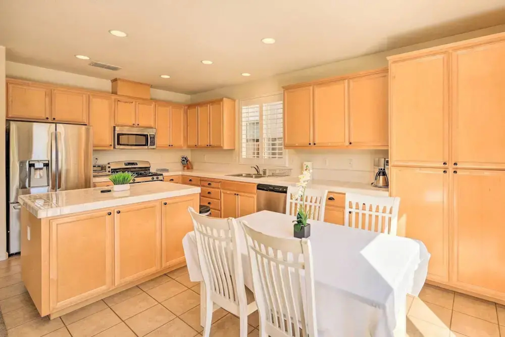 Elk Grove House w/ Grill ~ 3 Mi to Old Town!
