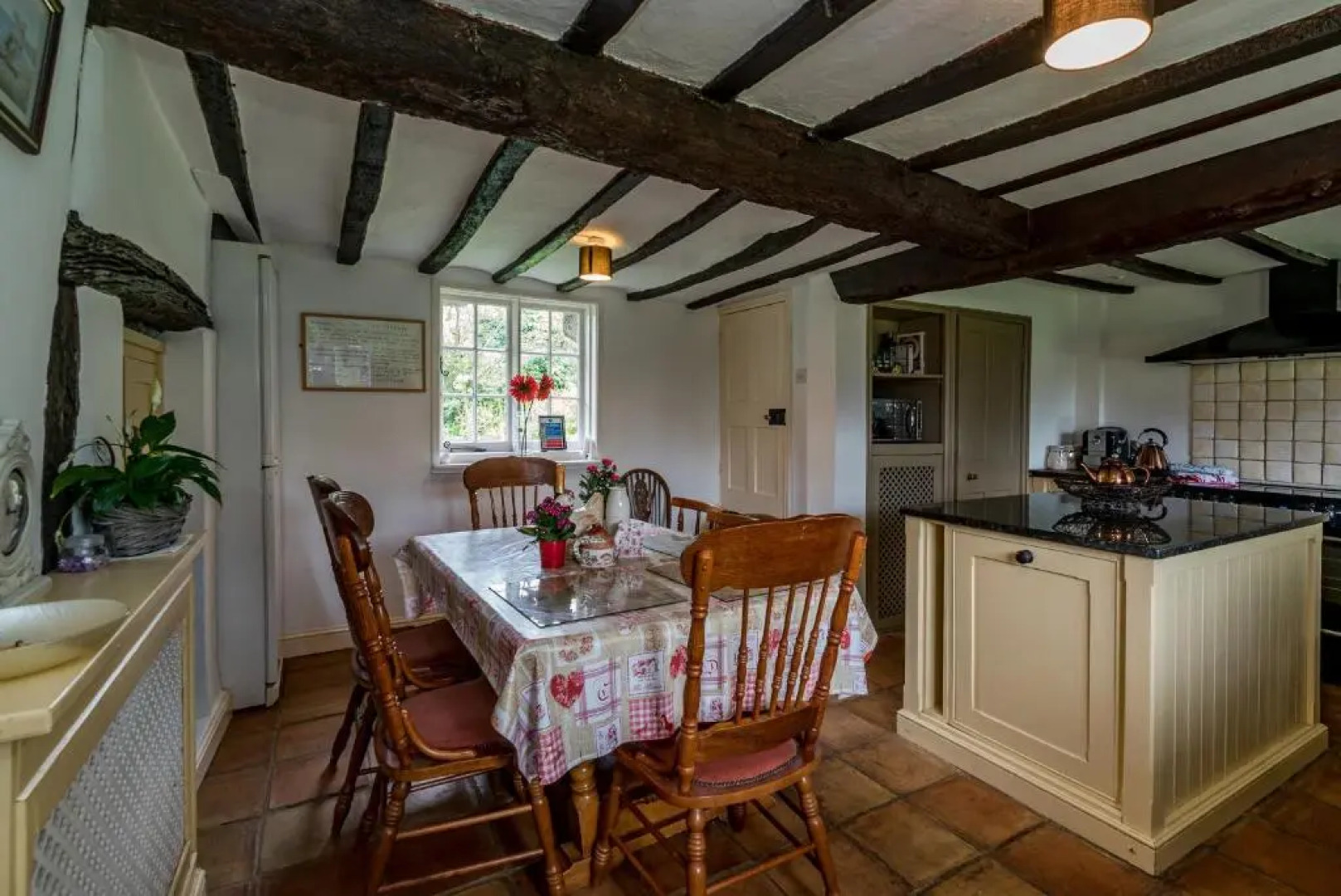 Yew Tree Cottage- Sleeps 12, Garden & Pet-friendly