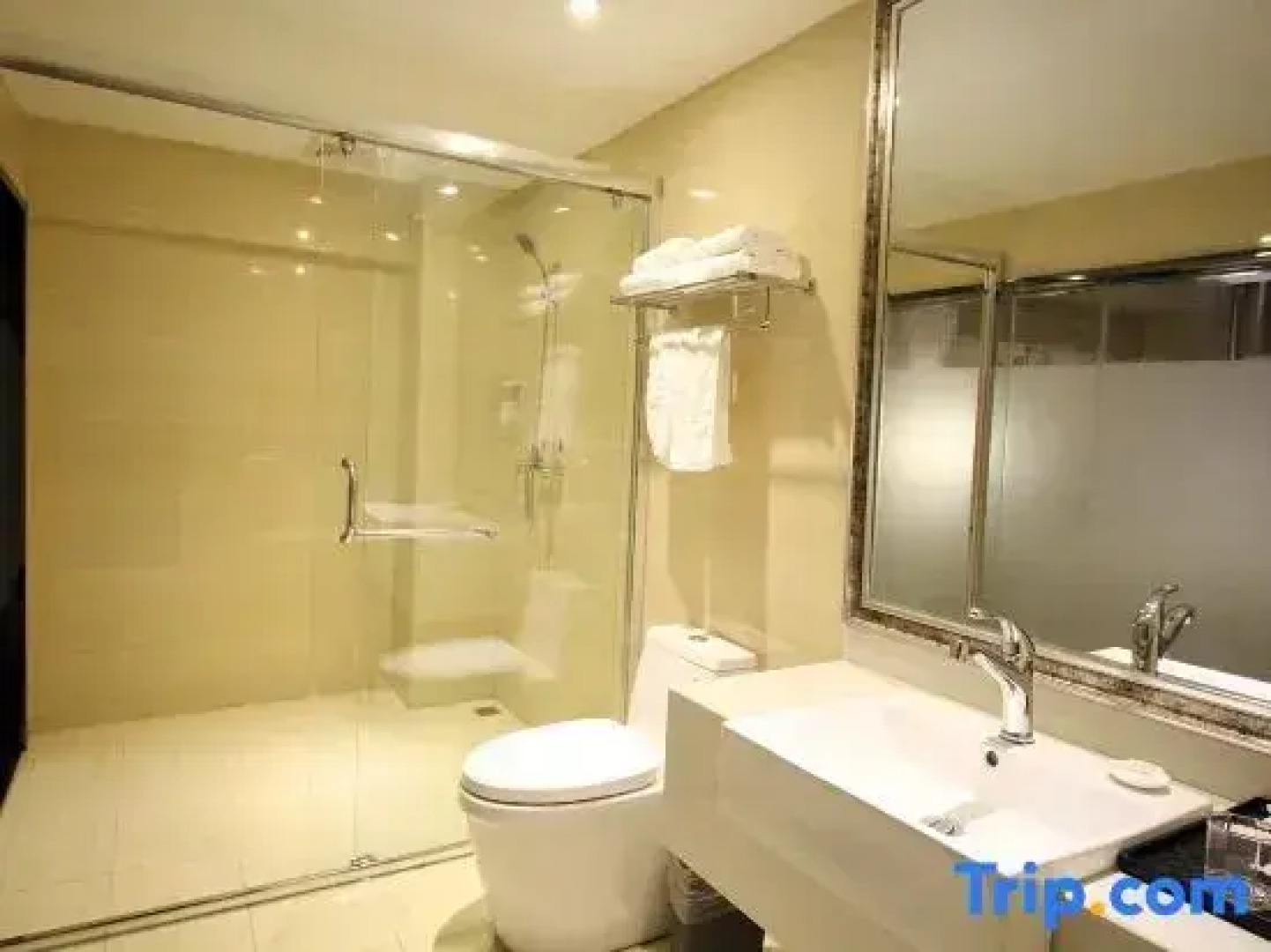 Love Max Fashion Theme Hotel