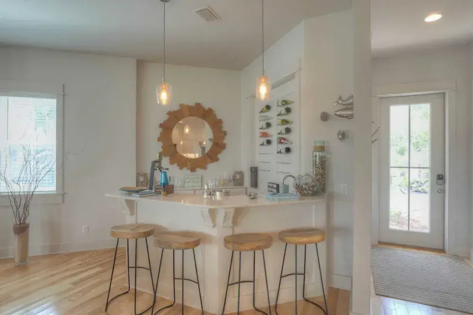 Dunn Inn 2 by Avantstay Walk to Beach, Pool Access, Sleeps 17!