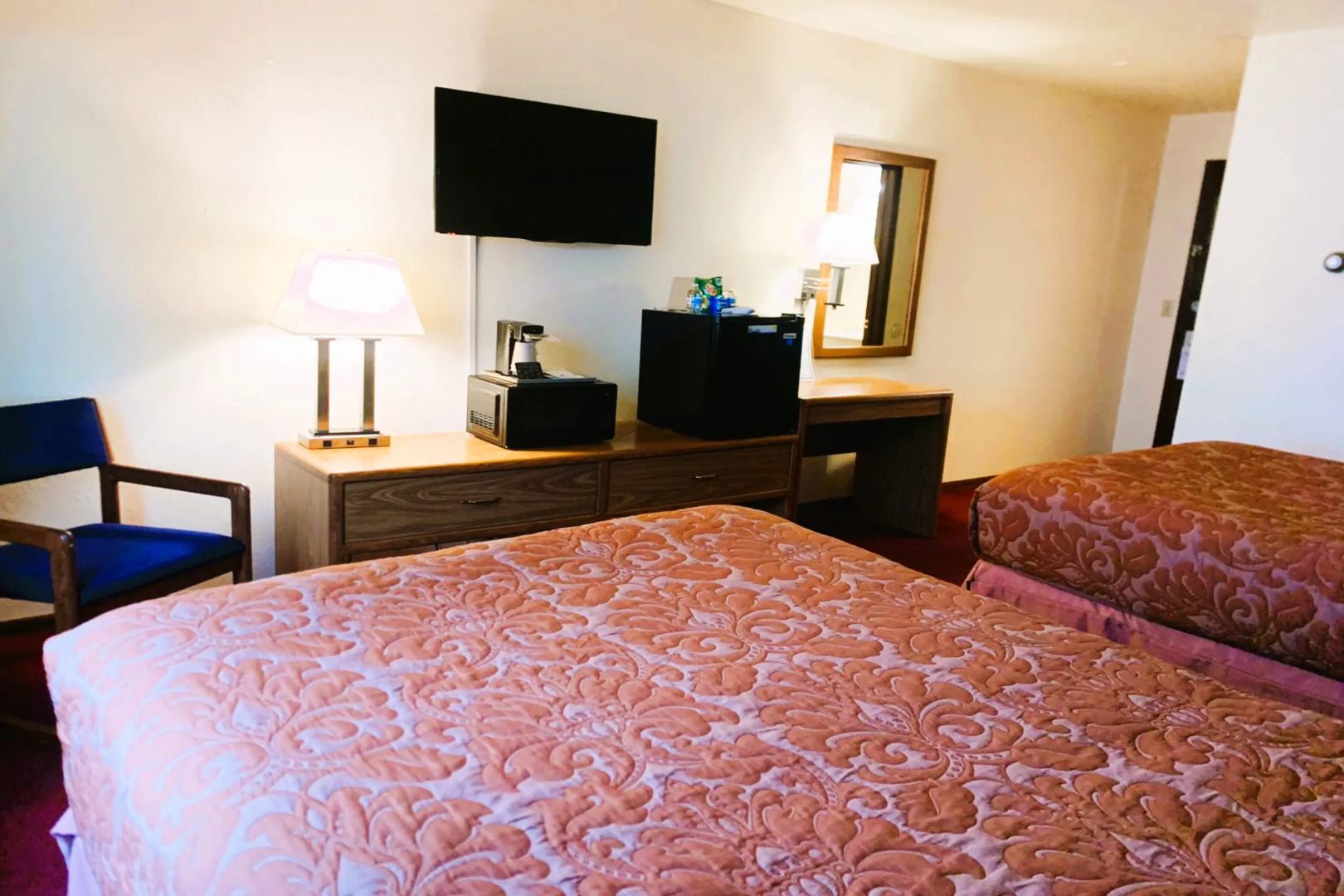 Love Hotels Staples by OYO at HWY 10 MN