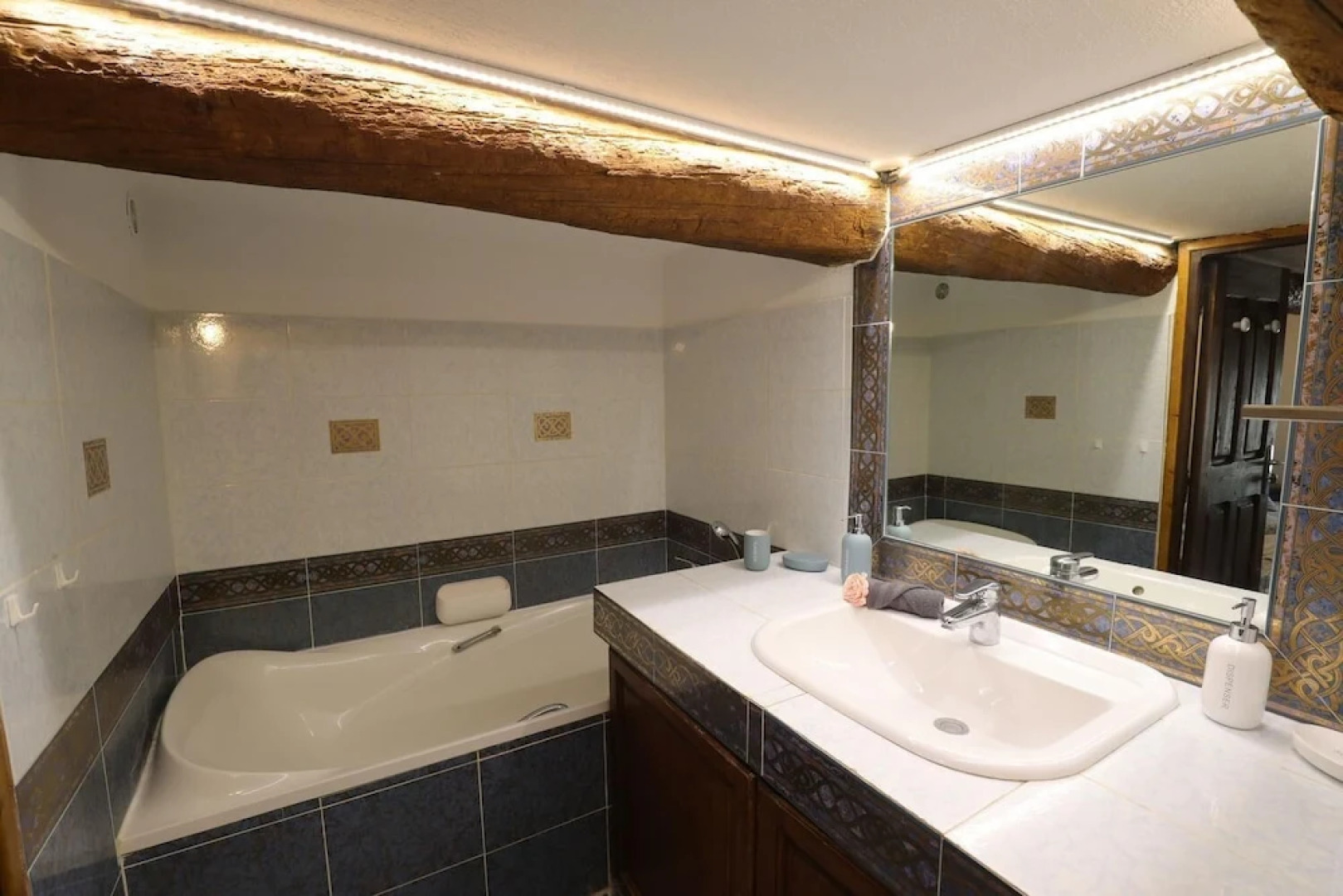 Le Chateau de Carros by Gites de France