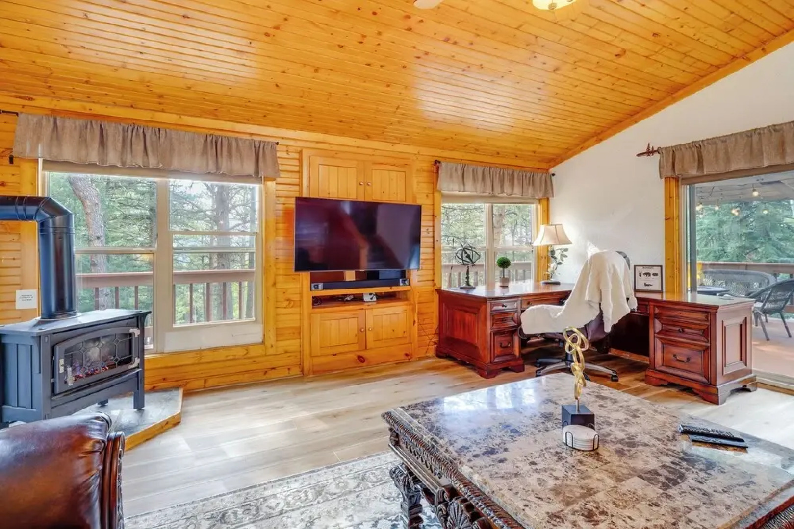 Cozy Home w/ Hot Tub - 11 Mi to Rainbow Falls