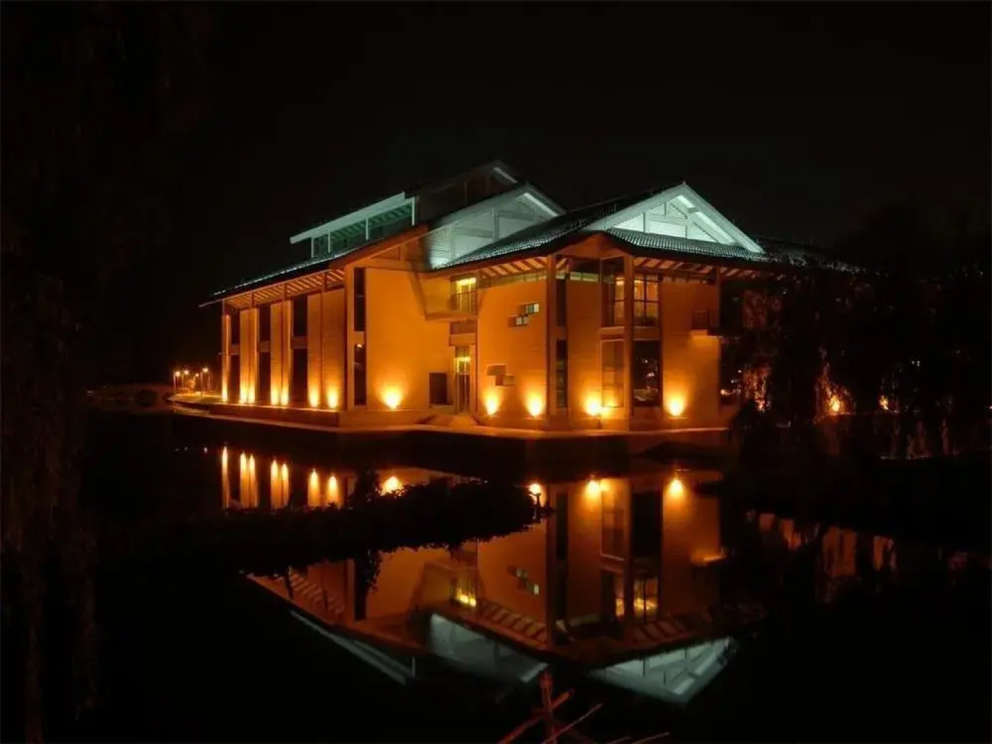 Mirror Lake Hotel